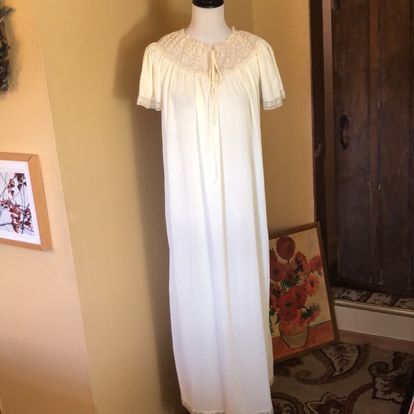 VINTAGE’60’s AVIAN LINGERIE Size Medium Long Nightgown SleepDress PaleYellow NEW